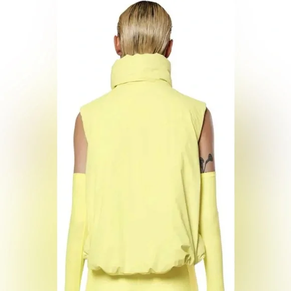 Rains NWT Women’s Loop W Vest. Size M. Color Straw ( yellow). Inside zip pocket - Picture 2 of 12